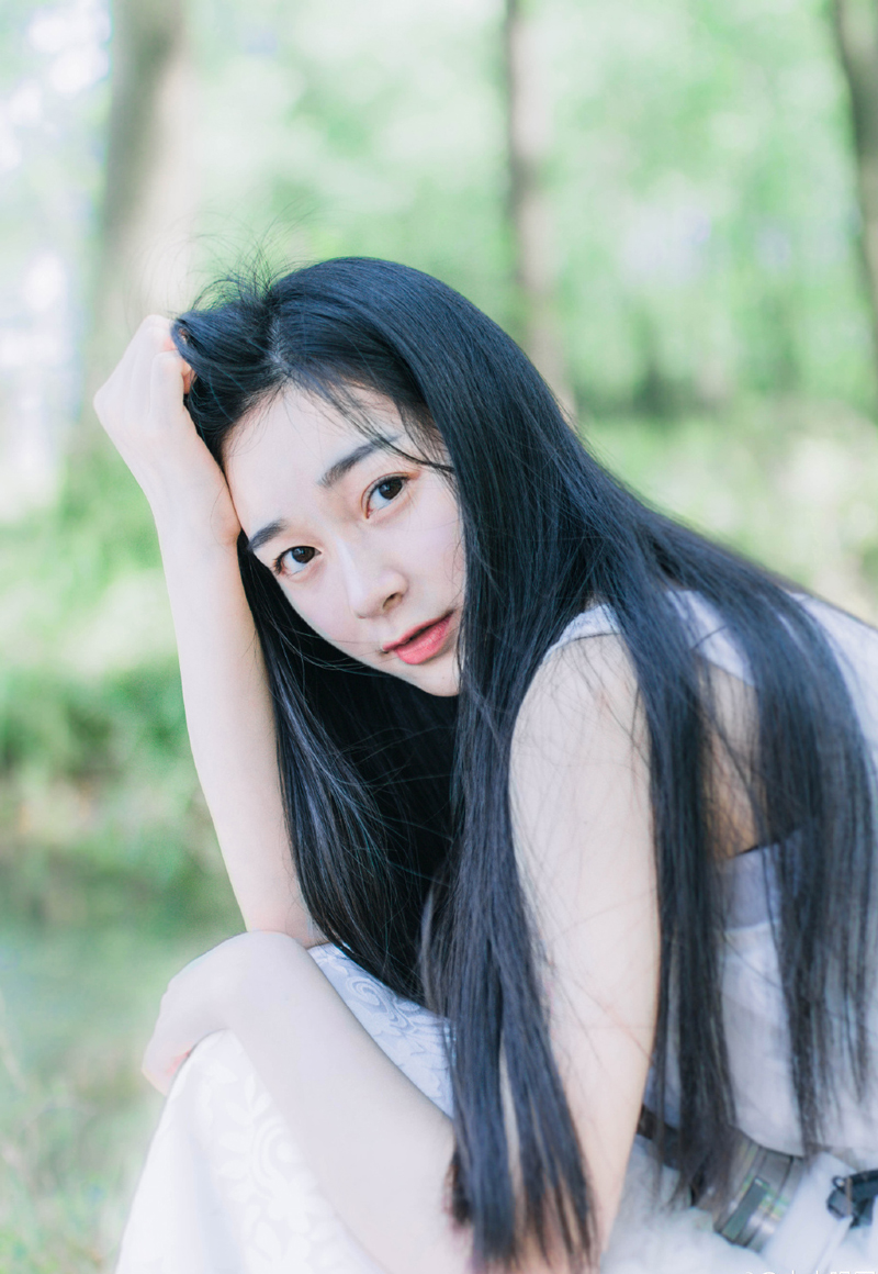 船队开始后退，但也仅限于这陈到四周围的十几条船，更远些的地方，荆州的水军已经跟江东水军混成了一片，根本没有办法脱离战斗，而陈到如今，也已经没有余力再出手相救，手中的弓弦没有一刻停止过颤动，至少有三十名江东将士被他以弓箭射杀，但这样高强度的拉弓，哪怕是陈到，双臂此刻也已经开始发酸，但他不能停，一旦停下来，那些江东水师就会如同恶虎一般扑上来，将他们吞的连渣都不剩。